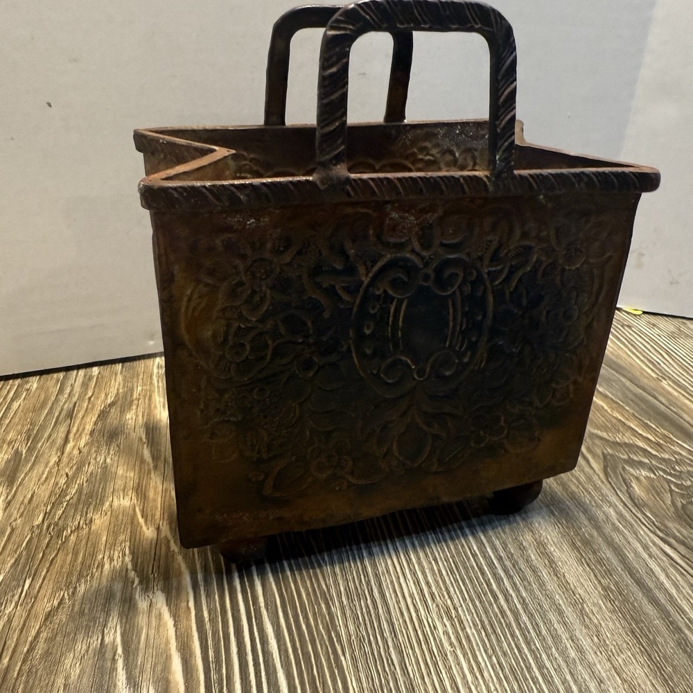 VTG Iron Shopping Bag Embossed Planter Peg Legs
